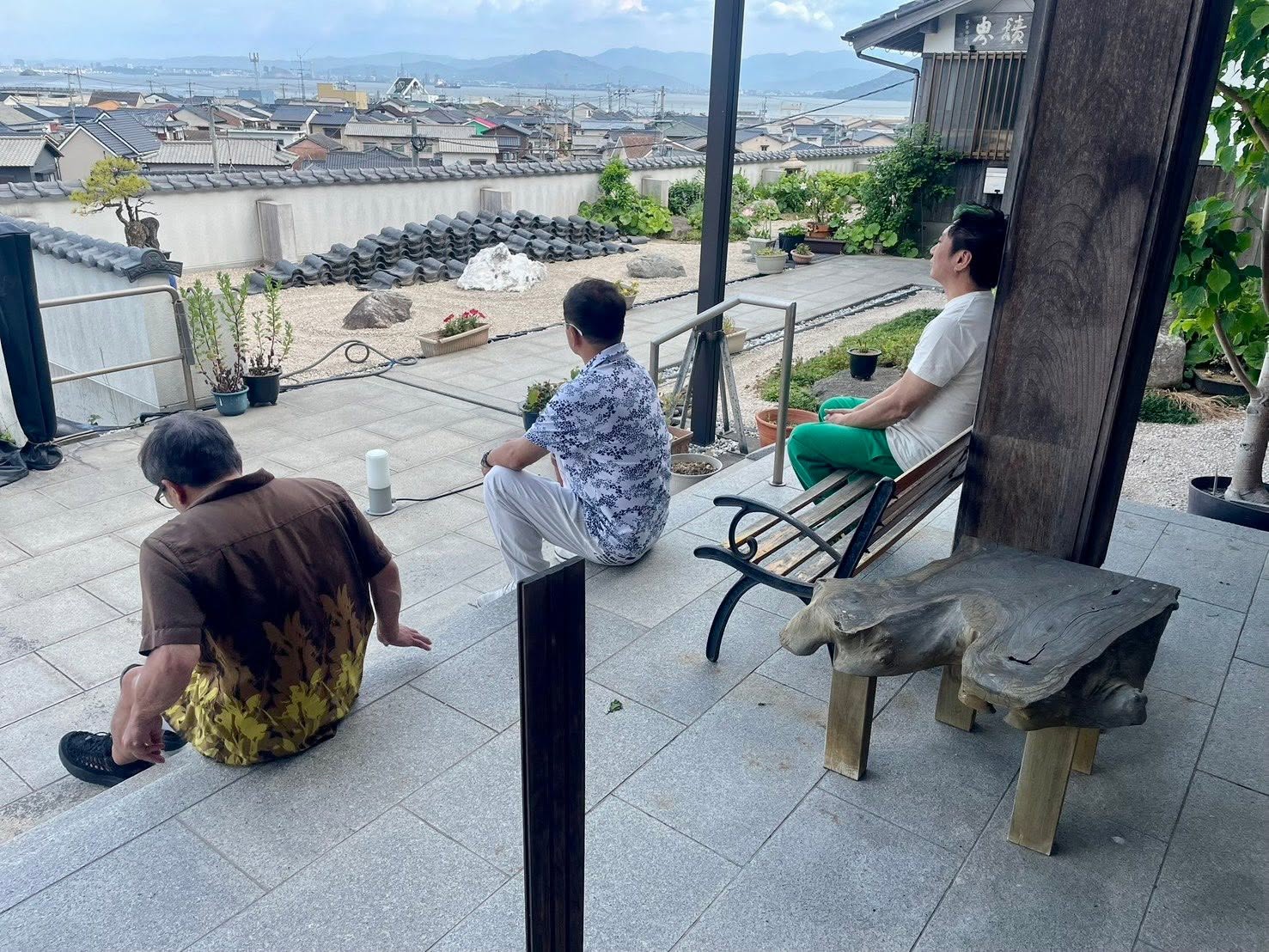 志賀島の景色を眺めながら静かに過ごす参加者