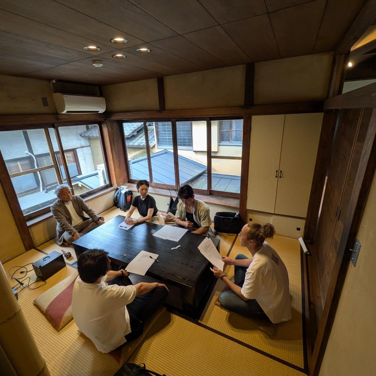 寺子屋みろくの和室で経営者が志と余白について向き合う様子