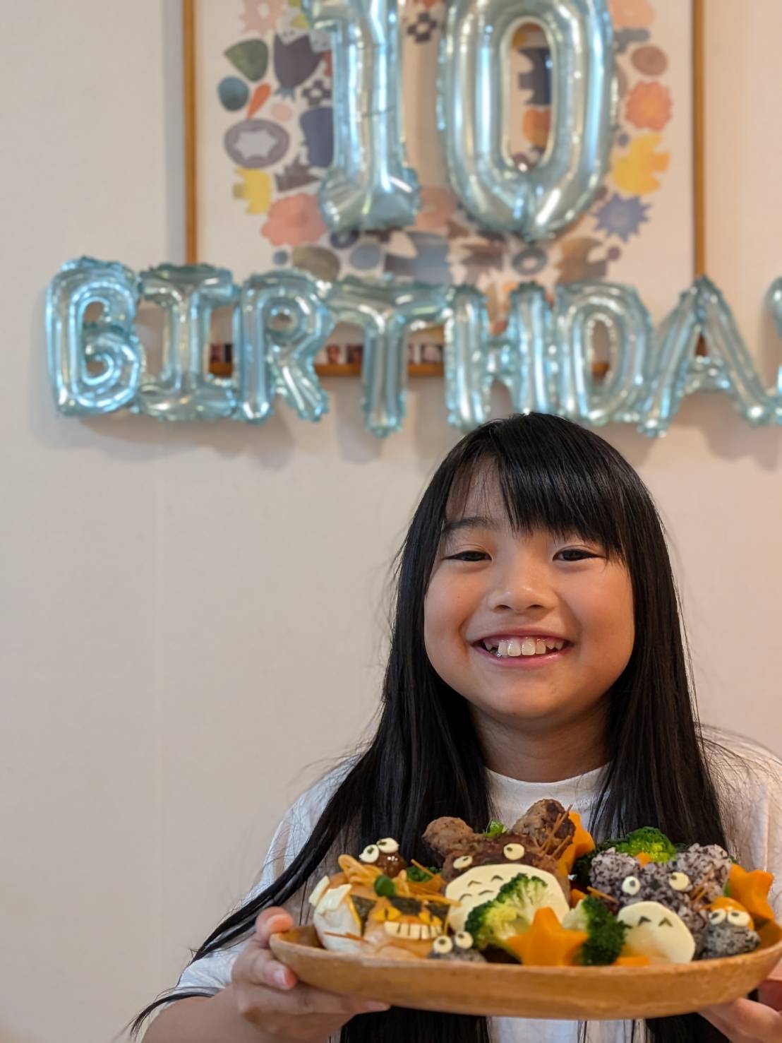10歳の誕生日にトトロプレートを持って笑顔を見せるえみい