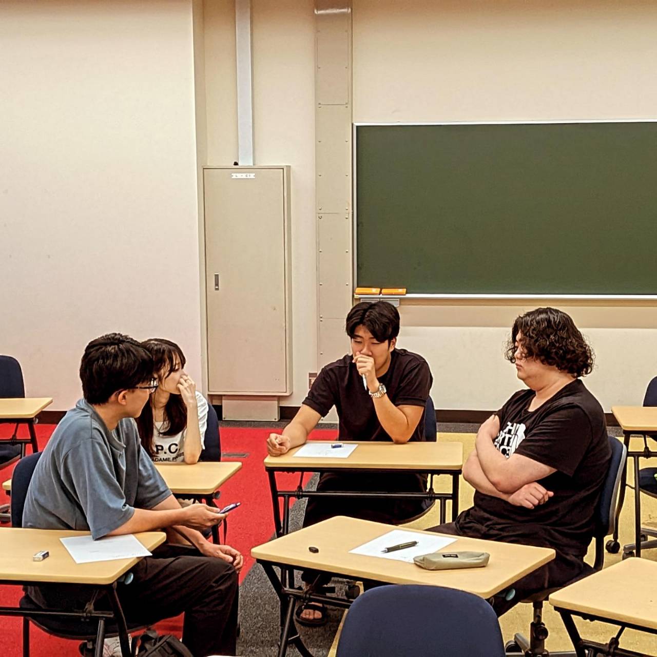 学生たちが少人数で自分の志について話し合う様子