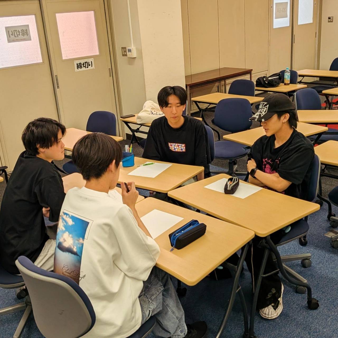 近畿大学の教室で学生たちがグループ対話をしている様子