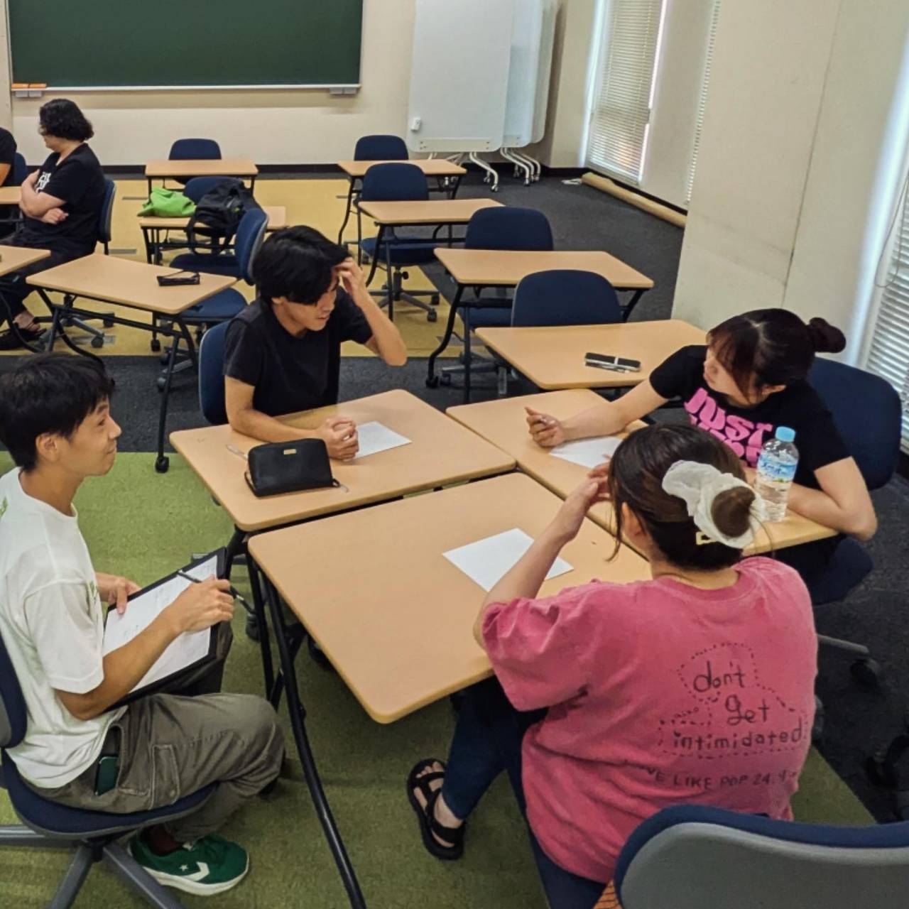 学生リトリートでグループワークに取り組む学生たち